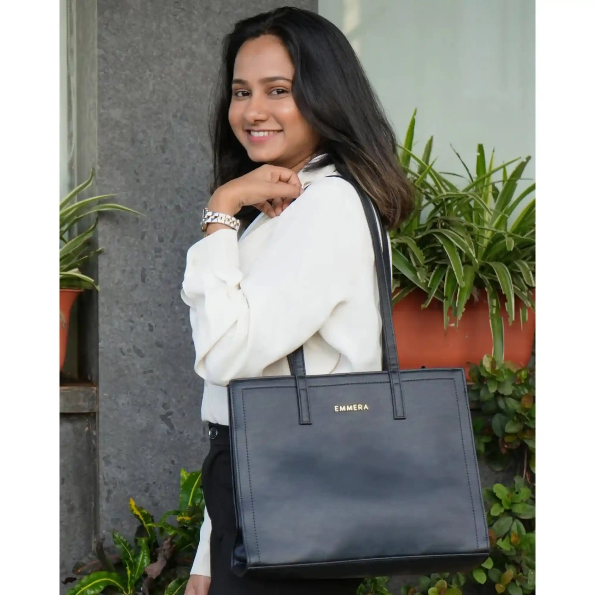 Iyra (Black) - Image 5